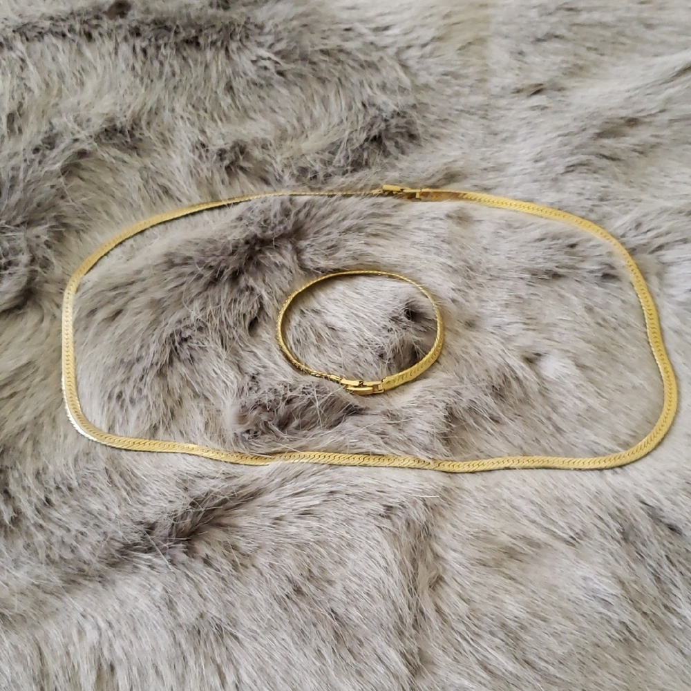 Elegant Gold Necklace and Bracelet Set - Picture 2 of 4